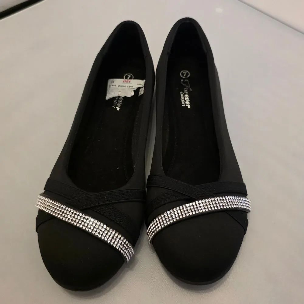 BRAND NEW FOREVER COMFORT FLAT with RHINESTONE DETAIL